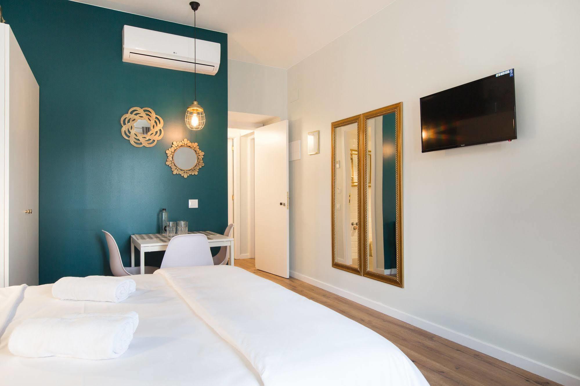En Ferran By The Streets Hotel Barcelona Bagian luar foto